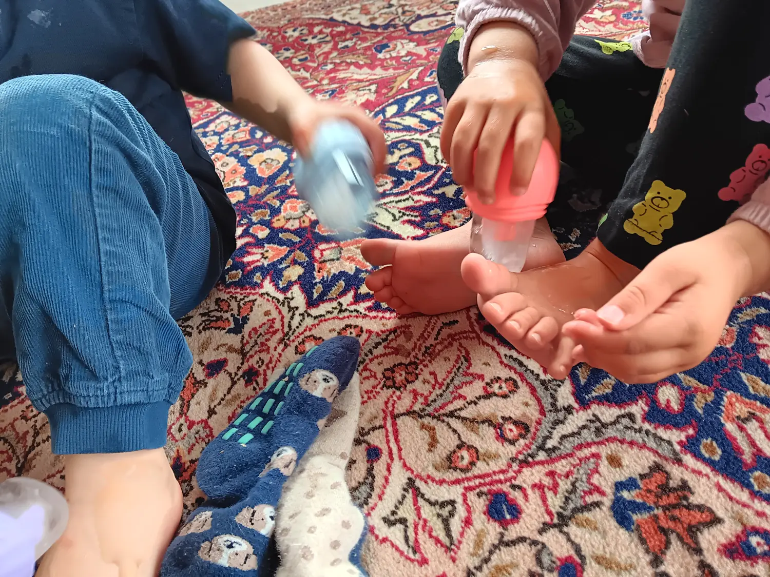 Kindertagespflege Klatschmohn - Kinder spielen/basteln